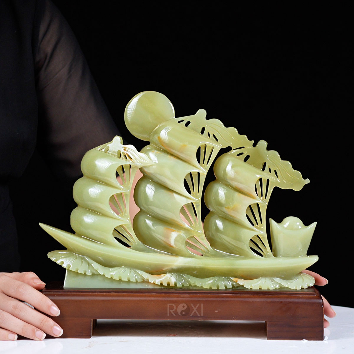 Thuyền buồm phong thủy ngọc onyx xanh 30cm