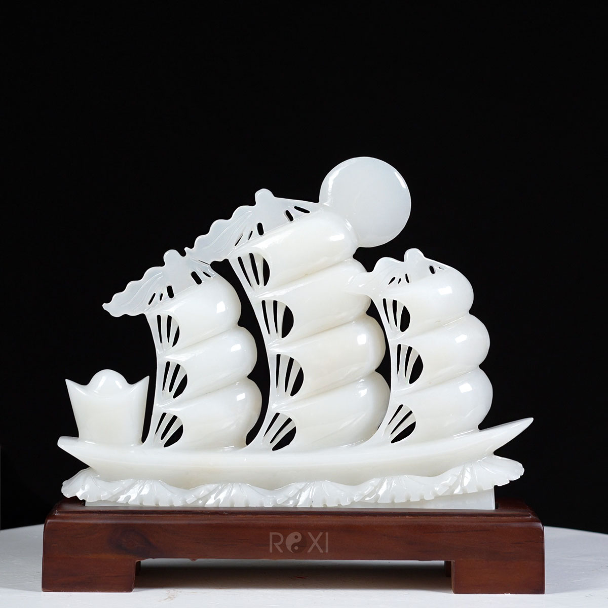 Thuyền buồm phong thủy ngọc onyx trắng