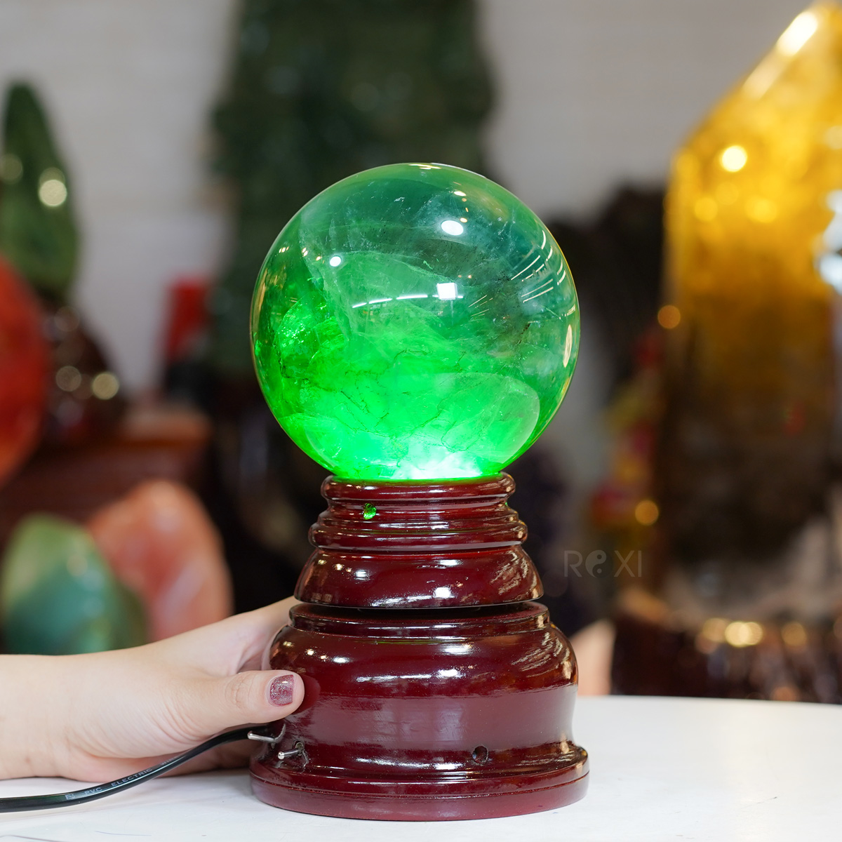 Quả cầu đá phong thủy màu xanh