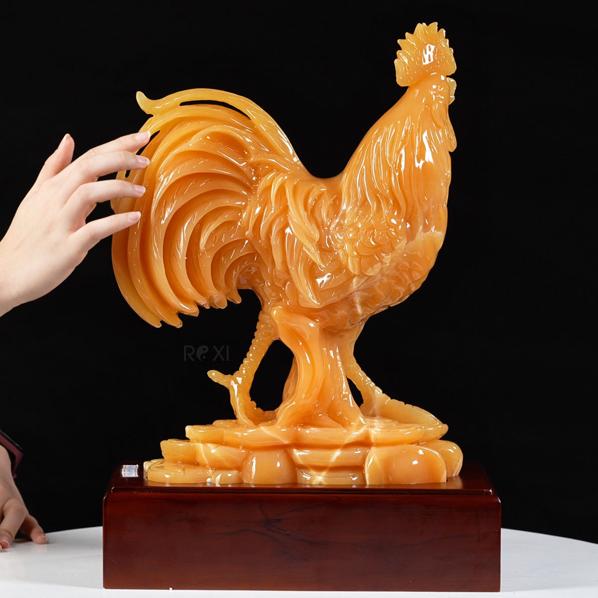 Tượng gà trống được chế tác từ ngọc hoàng long tự nhiên