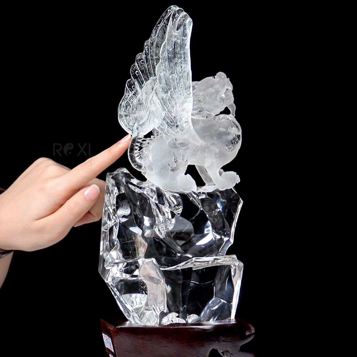 Tượng tỳ hưu bằng đá thạch anh trắng tự nhiên 1,65kg (nguyên đá)