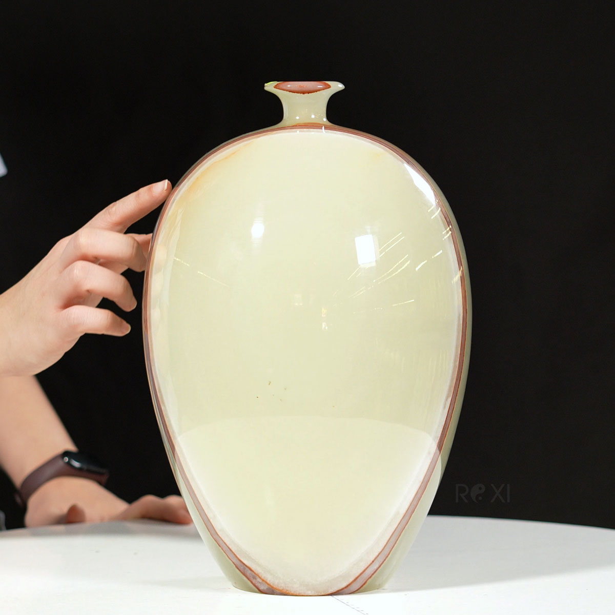 Quà tặng phong thủy - Bình hút lộc bằng ngọc tự nhiên 30 * 20cm - BINH0703