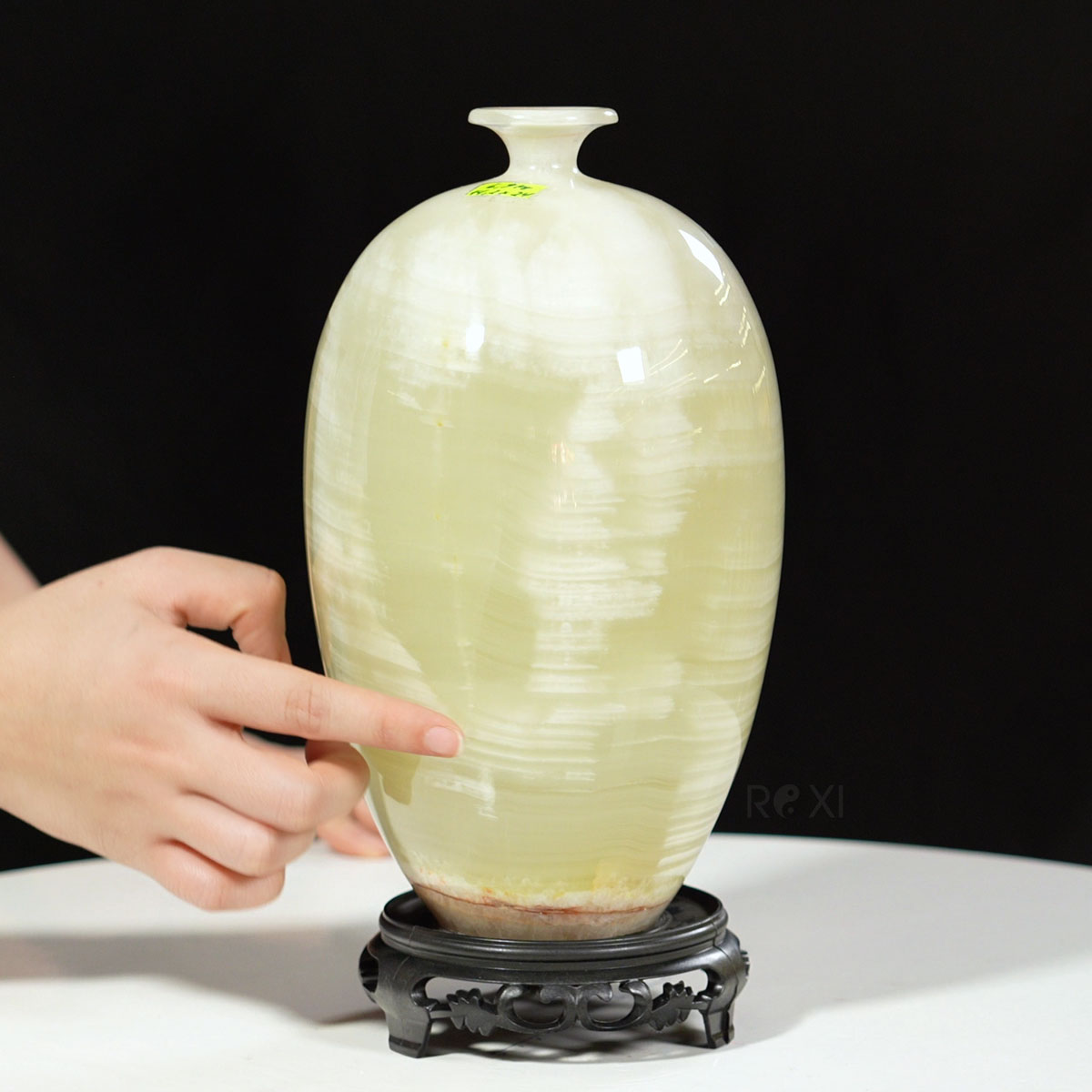 Quà tặng phong thủy - Bình hút lộc bằng ngọc tự nhiên 24 *14,2cm - BINHHL02