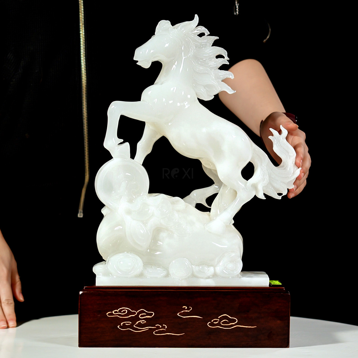 Quà tặng sếp - Tượng ngựa đá phong thủy onyx trắng 7,55kg - 43cm (NGUA137)
