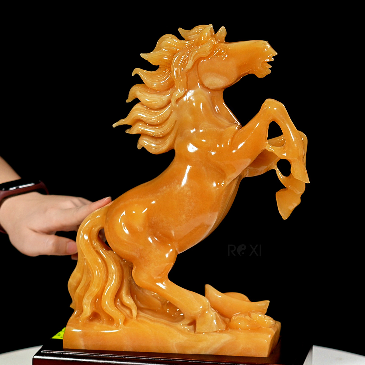 Quà tặng sếp - Tượng ngựa đá phong thủy ngọc hoàng long 5,92kg - 39cm (NGUA131)