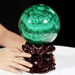 Alternative view of Quả cầu đá khổng tước Malachite (đá lông công) 5,68kg - 14,5cm